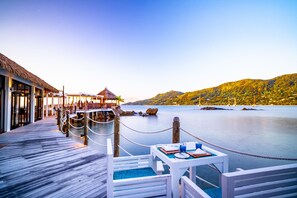 2 restaurantes; se sirven desayunos, almuerzos, cenas y cocina francesa 