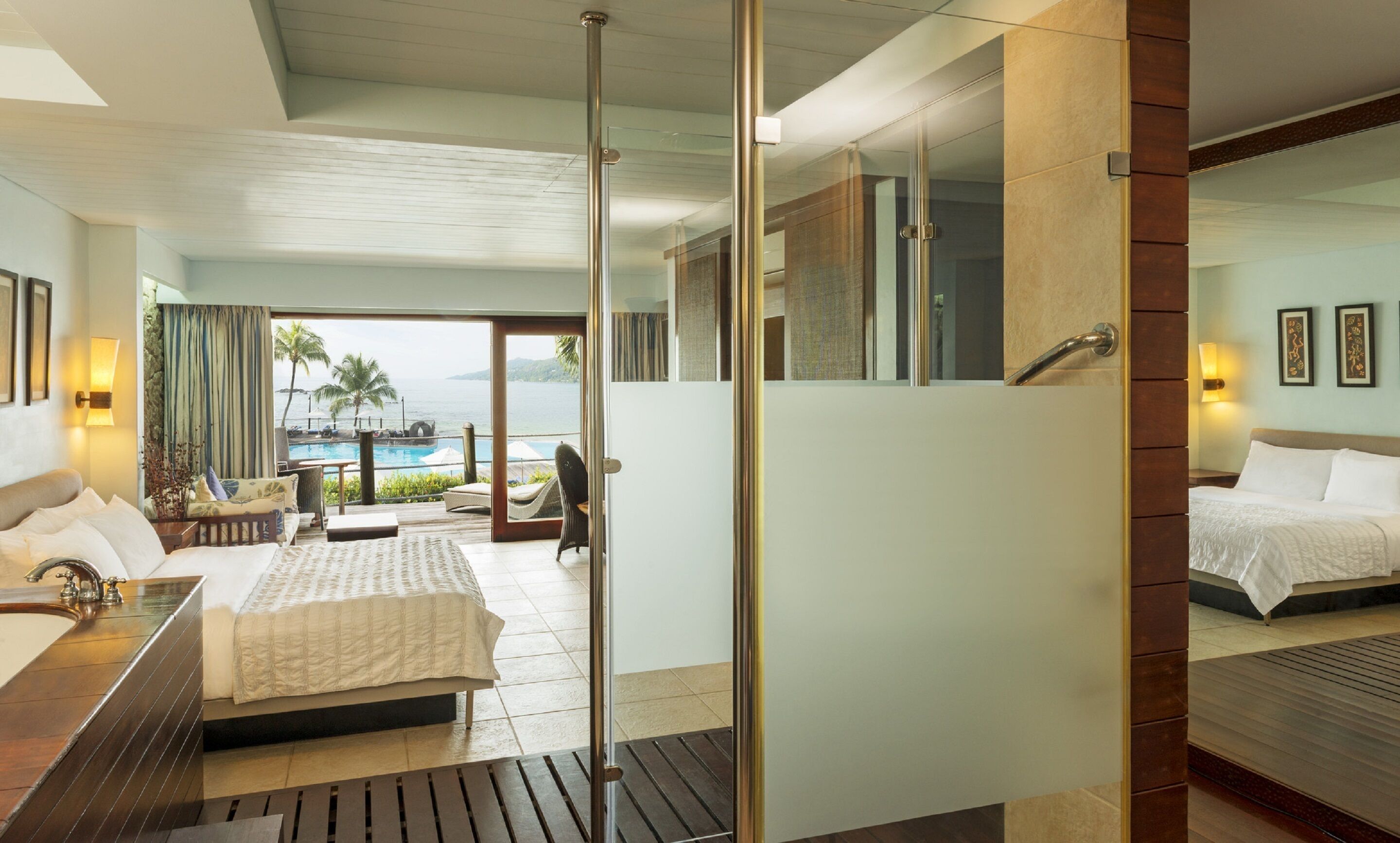 Ropa de cama de alta calidad y minibar 