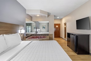 Suite, 1 kingsize bed, niet-roken, bubbelbad | Een bureau, een laptopwerkplek, een strijkplank/strijkijzer