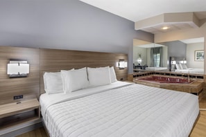 Suite, 1 kingsize bed, niet-roken, bubbelbad | Een bureau, een laptopwerkplek, een strijkplank/strijkijzer