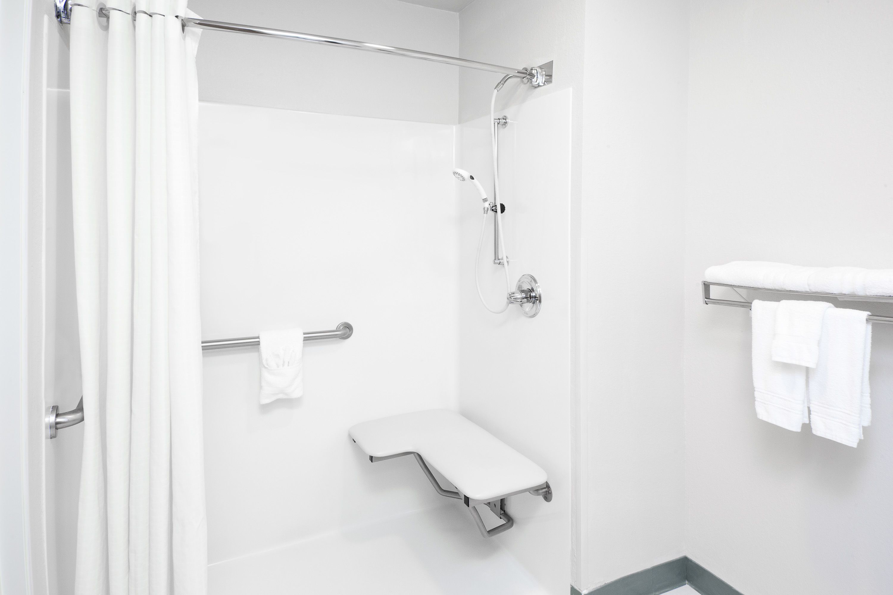 room, 1 king bed, accessible, non smoking | bathroom | free toiletries, towels