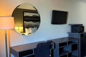 Escritorio, espacio para trabajar con laptop y cortinas blackout 