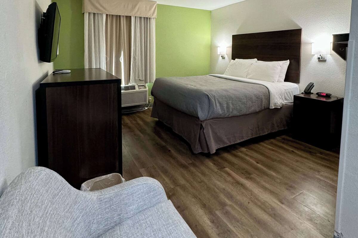 Kamar, 1 Tempat Tidur Queen, akses difabel, Bebas Asap Rokok | Meja kerja, tirai kedap cahaya, kedap suara, dan setrika/meja setrika