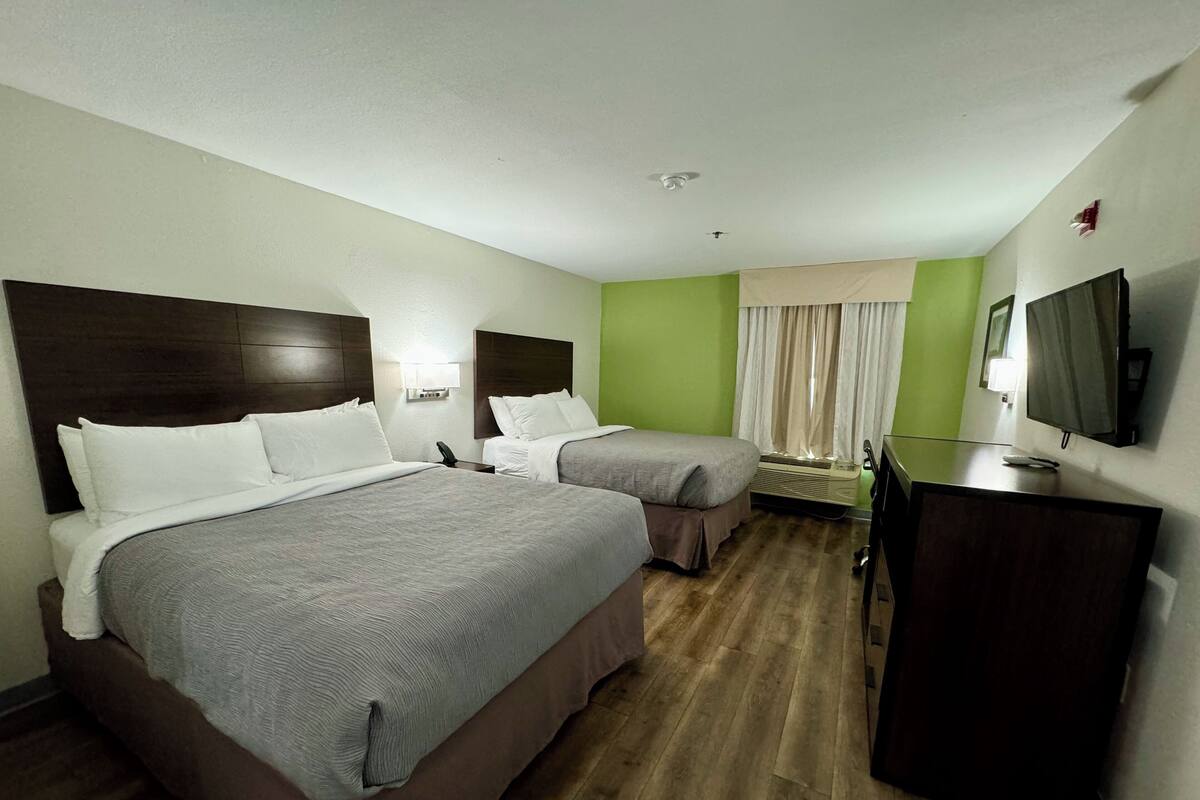 Kamar Standar, 2 Tempat Tidur Queen, Bebas Asap Rokok | Meja kerja, tirai kedap cahaya, kedap suara, dan setrika/meja setrika