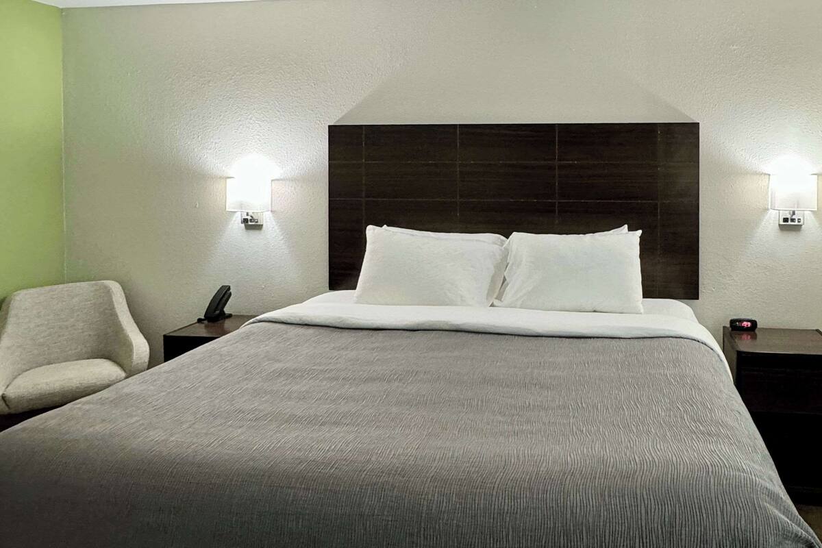 Kamar Standar, 1 Tempat Tidur King, Bebas Asap Rokok | Meja kerja, tirai kedap cahaya, kedap suara, dan setrika/meja setrika