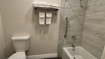 Bañera con ducha, bañera profunda, artículos de tocador gratuitos