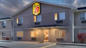 Un hotel Super 8 amb un sostre pla, moltes finestres i una entrada ben il·luminada.