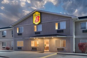 Un hotel Super 8 con techo plano, varias ventanas y una entrada bien iluminada.