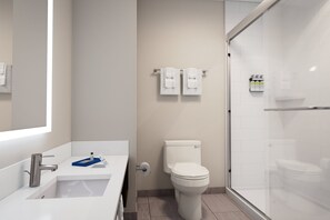 Bañera con ducha, secador de pelo, toallas