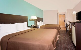 Escritorio, cortinas blackout, tabla de planchar con plancha y cunas 