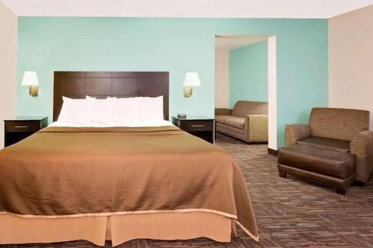 Schreibtisch, Verdunkelungsvorhänge, Bügeleisen/Bügelbrett, Babybetten