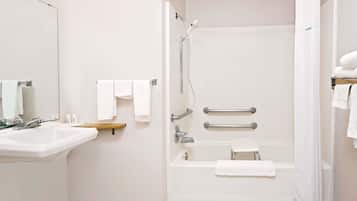 Tina con regadera, amenidades de baño gratuitas, secadora de cabello