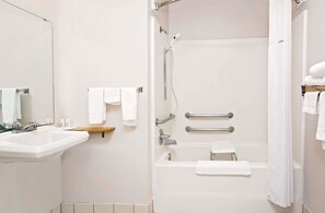 Een bad/douchecombinatie, gratis toiletartikelen, een haardroger