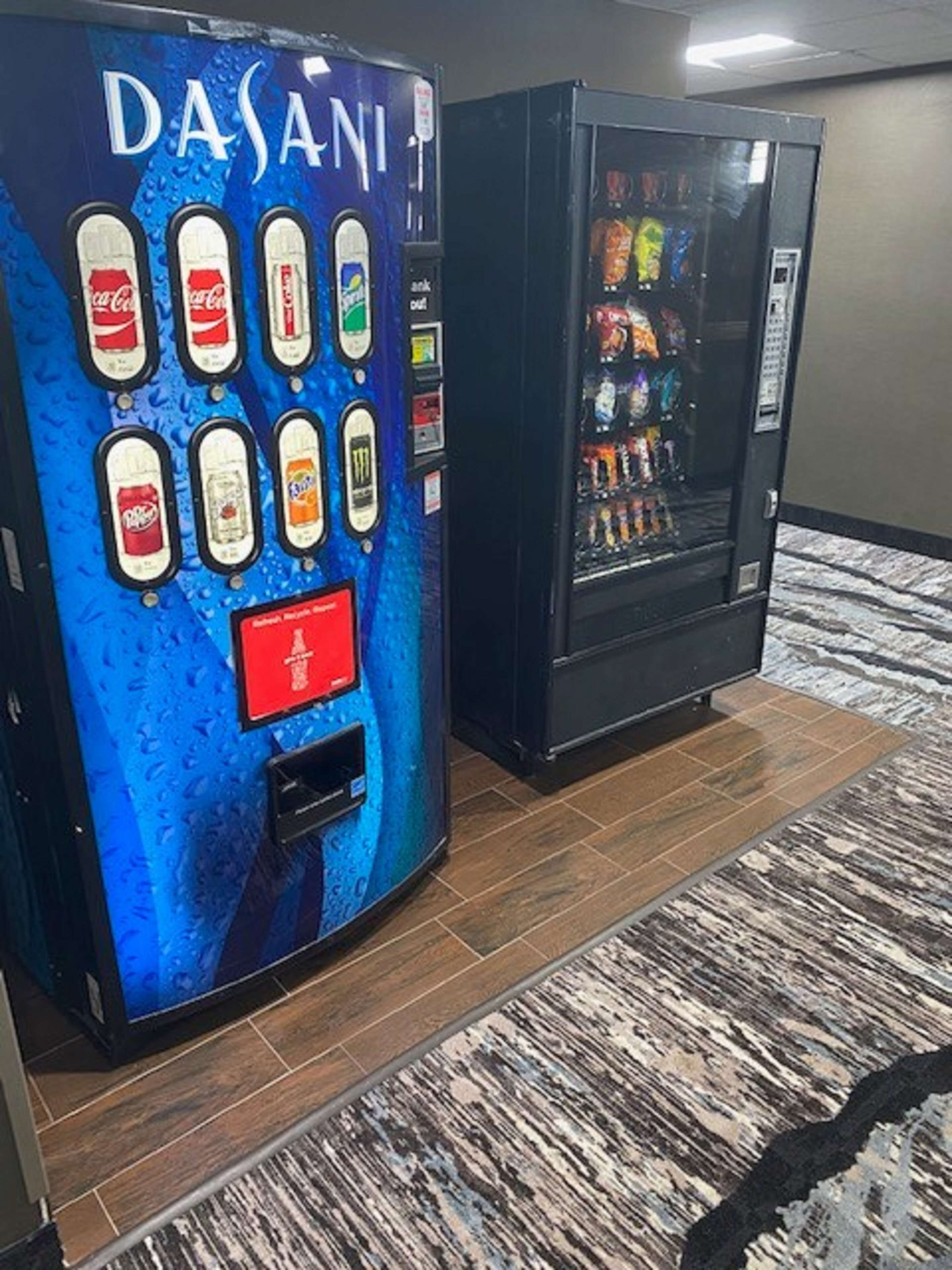 Máquina expendedora con el logotipo de Coca-Cola y una variedad de bebidas.