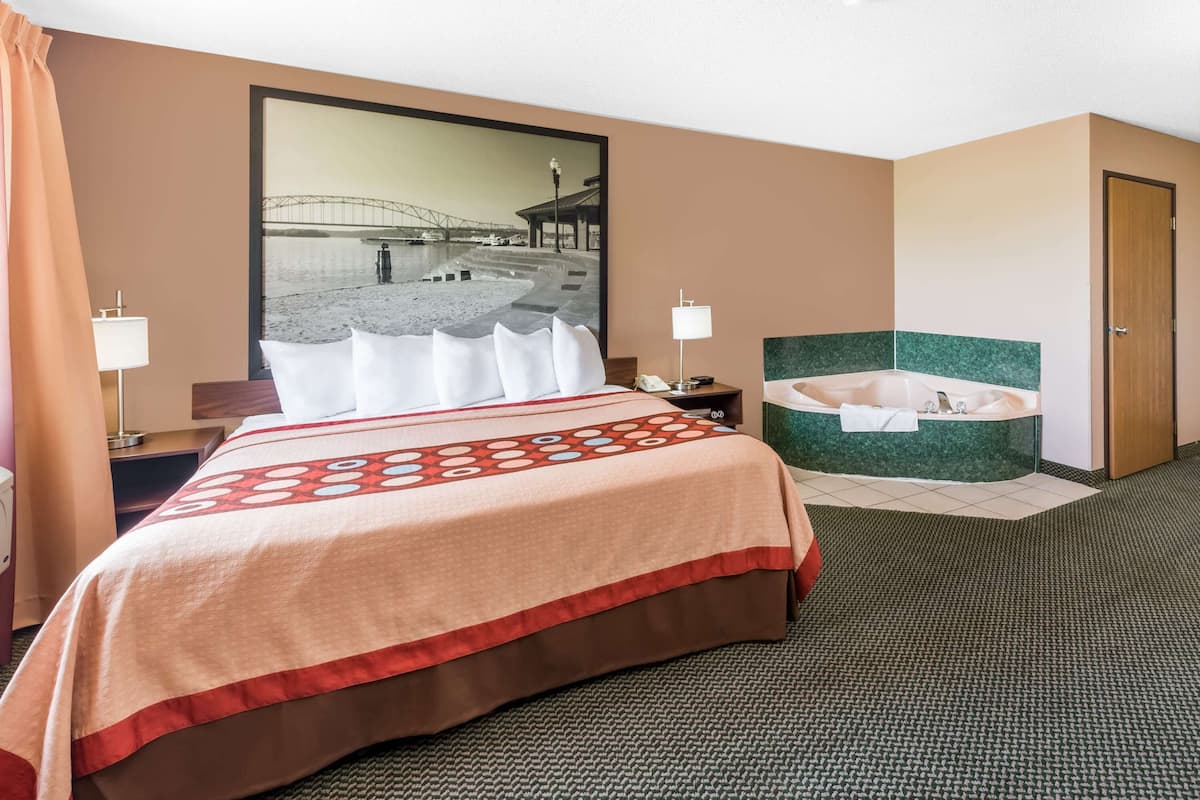 Studio, 1 King Bed, Non Smoking | Desk, iron/ironing board, free WiFi, bed sheets