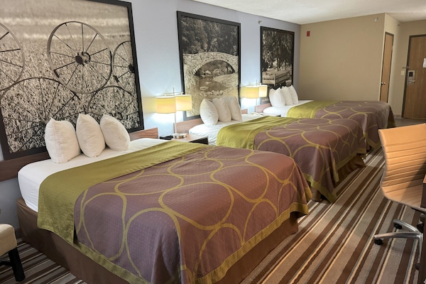 Escritorio, tabla de planchar con plancha, wifi gratis y ropa de cama