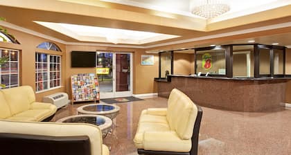 Super 8 by Wyndham Los Angeles Downtown