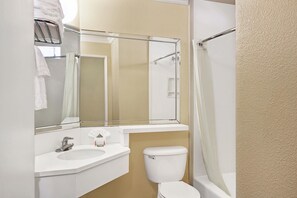 Combined shower/bathtub, free toiletries, hair dryer, towels