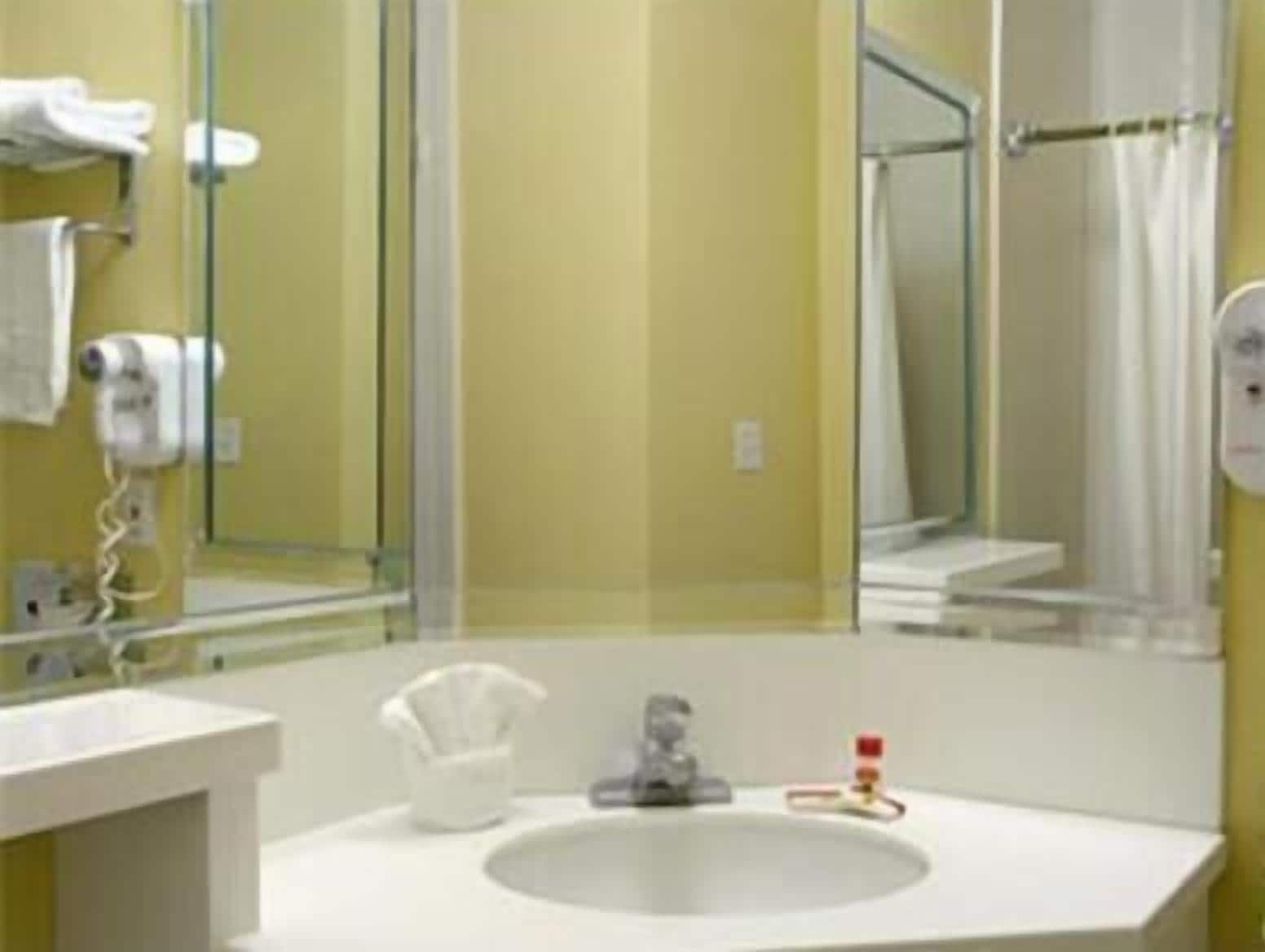 Photo - Super 8 by Wyndham Los Angeles Downtown