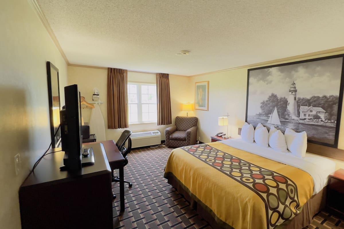 Standard Room, 1 King Bed | In-room safe, desk, iron/ironing board, free WiFi