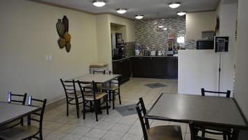 Tägliches inbegriffenes kontinentales Frühstück