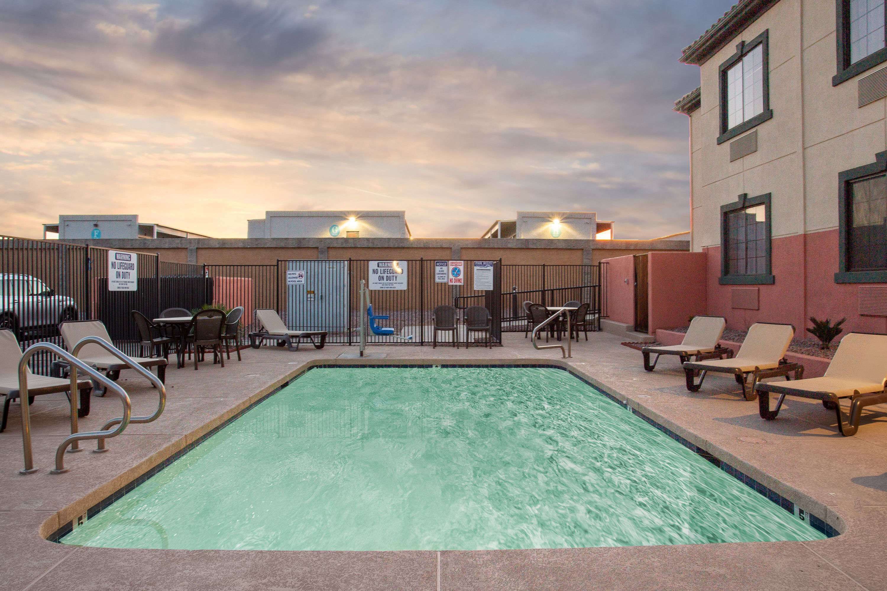 Een seizoensgebonden buitenzwembad en parasols bij het zwembad