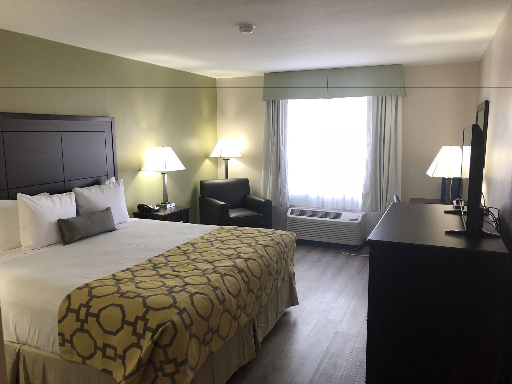 Camas con pillow-top, escritorio y cortinas blackout 