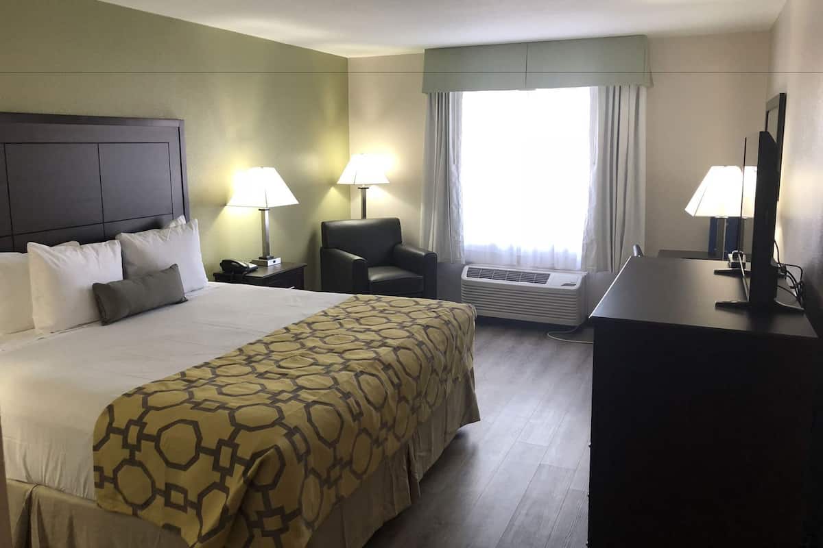 Camas con pillow-top, escritorio y cortinas blackout