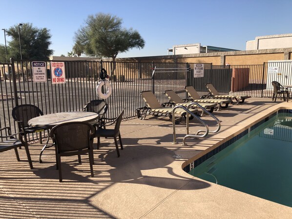 Piscine extérieure en saison, parasols, chaises longues