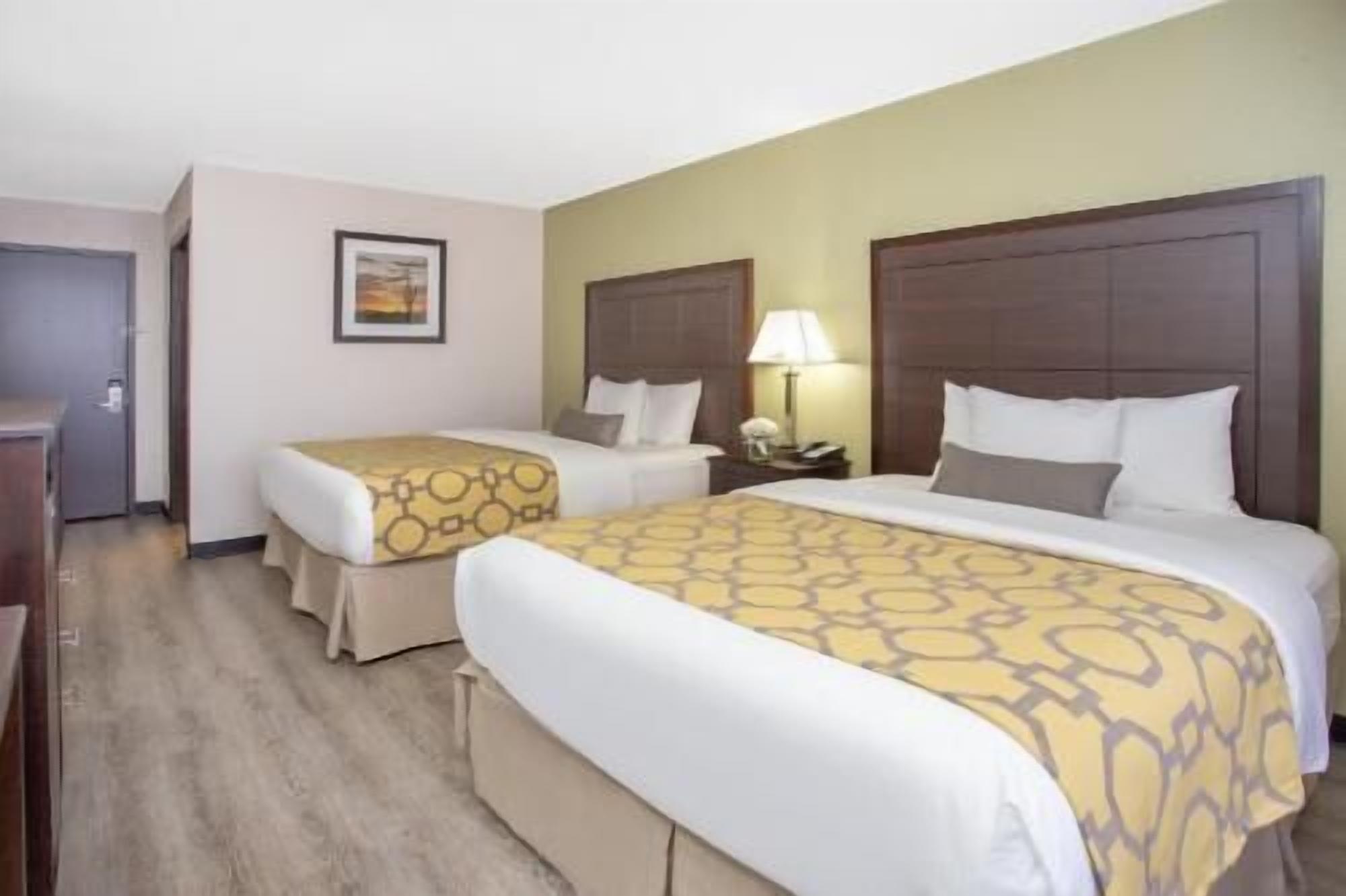 Camas con pillow-top, escritorio y cortinas blackout 