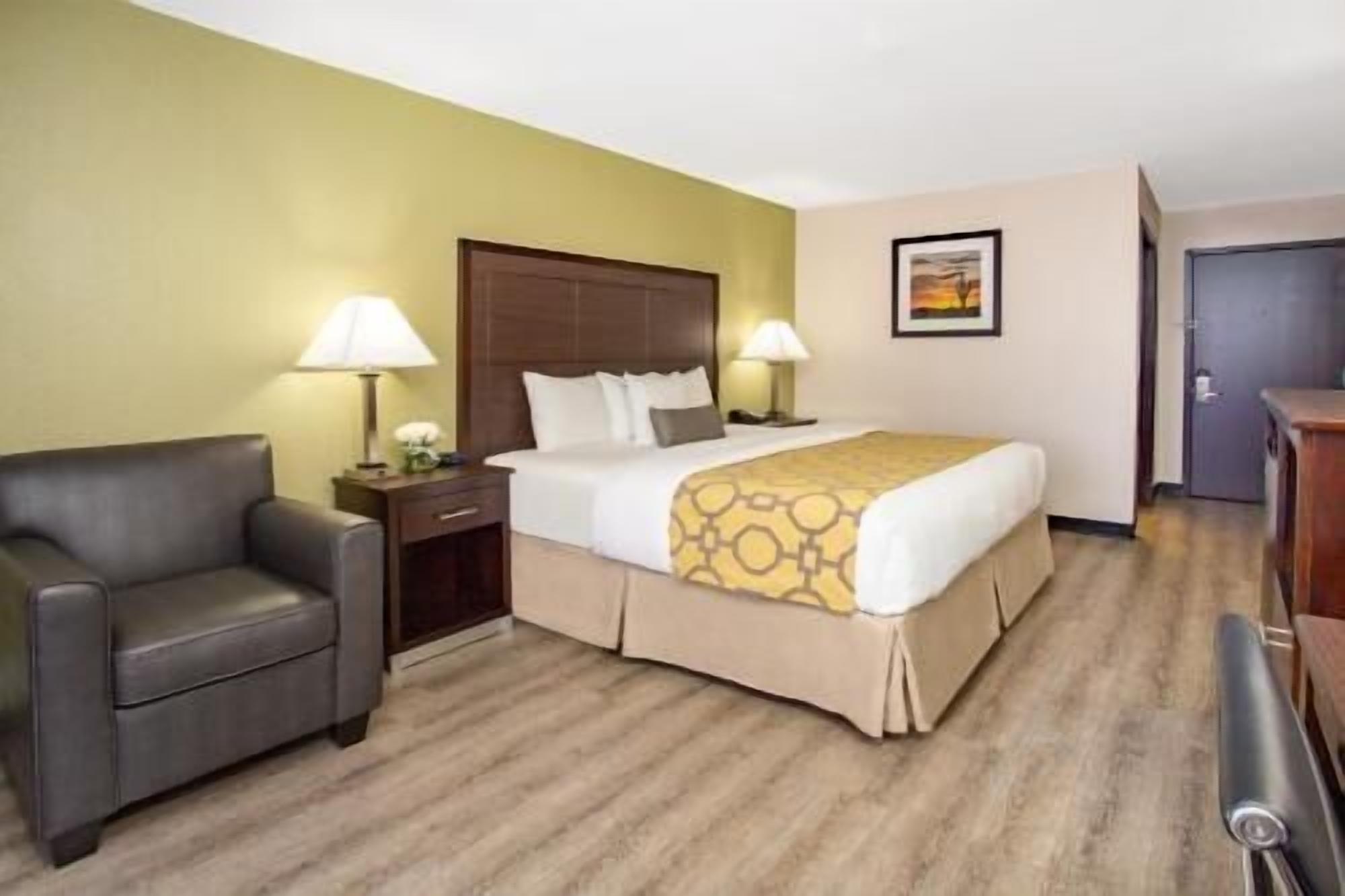 Camas con pillow-top, escritorio y cortinas blackout 