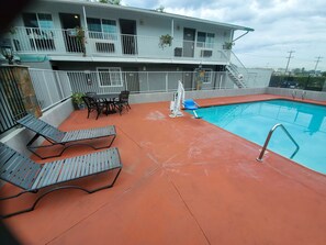 Outdoor pool - Studio 6 National City, CA - Naval Base San Diego (National City)