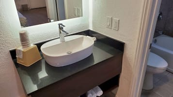 Kombinasi shower/bathtub dan handuk