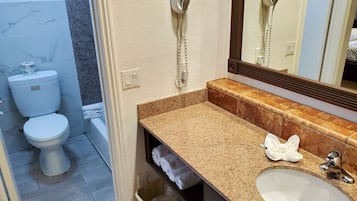 وحدات دش مع أحواض استحمام، مناشف