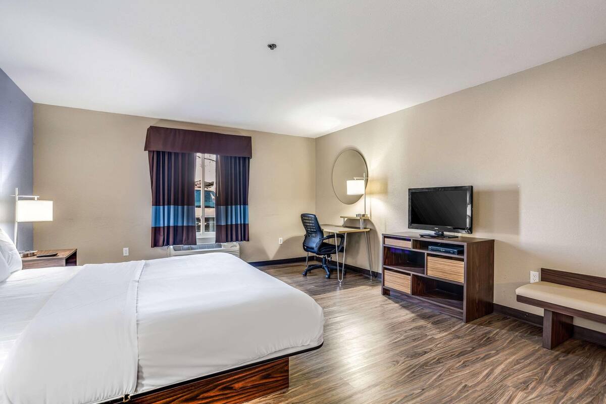 Desk, iron/ironing board, cribs (surcharge), rollaway beds (surcharge)