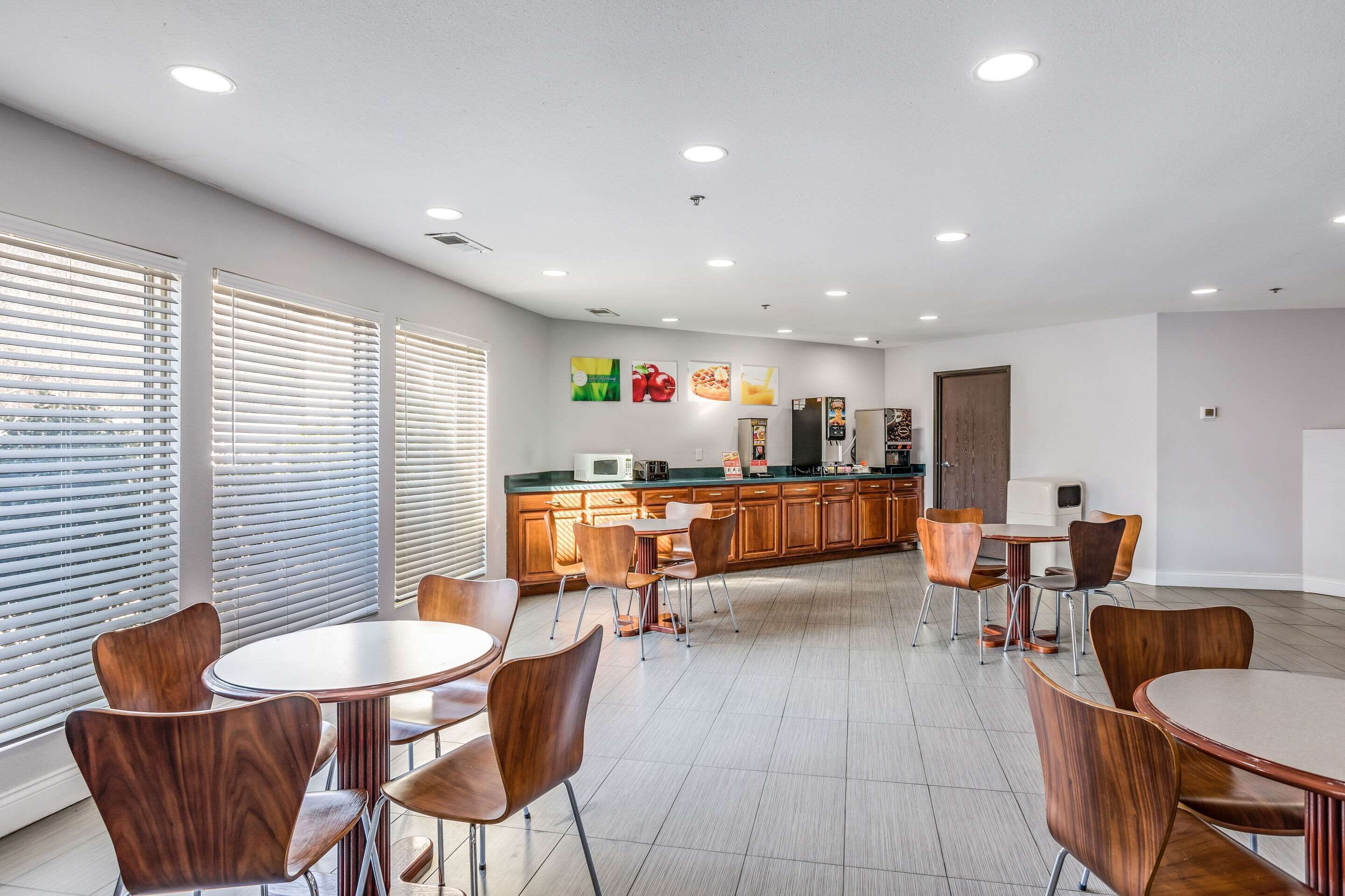 Ilmainen päivittäinen mannermainen aamiainen 