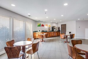 Tägliches inbegriffenes kontinentales Frühstück