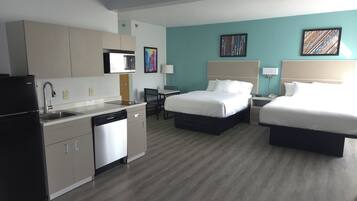 Deluxe Double Queen with Sofa Bed | Unika möbler, mörklÀggningsgardiner och strykjÀrn/strykbrÀda