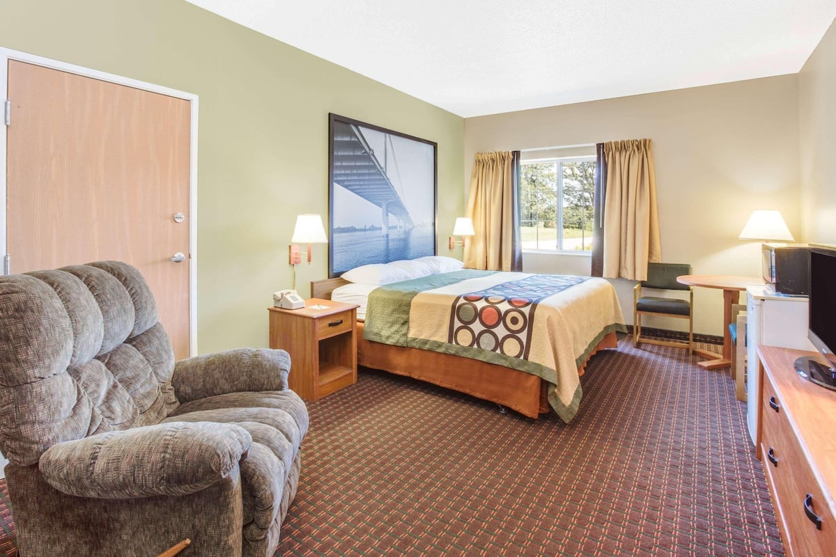 Blackout curtains, iron/ironing board, free cots/infant beds, free WiFi