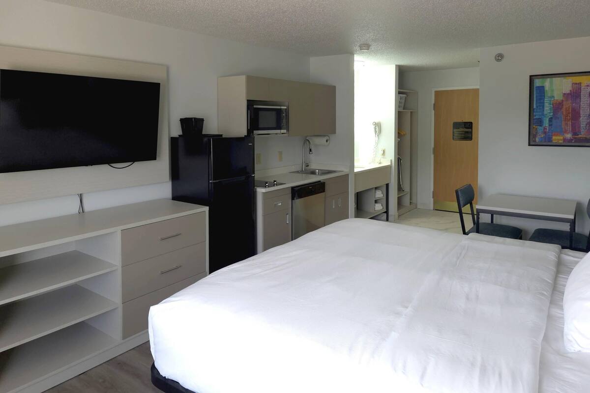 Room, 1 King Bed, Non Smoking | Blackout curtains, iron/ironing board, free cots/infant beds, free WiFi