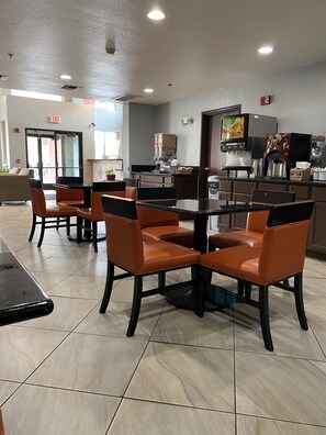 Café da manhã para viagem grátis todos os dias