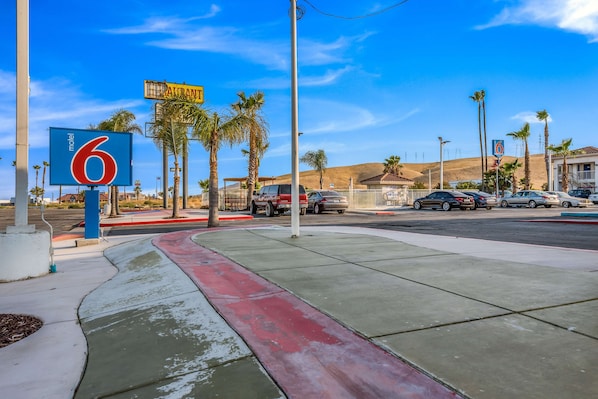 Free self-parking - Motel 6 Westley, CA (Westley)