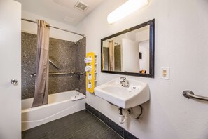 Chambre Standard, 1 grand lit, accessible aux personnes à mobilité réduite, non-fumeurs | Salle de bain accessible aux personnes à mobilité réduite