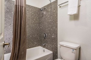 Combined shower/bathtub, towels - Motel 6 Westley, CA (Westley)