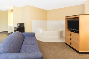 Superior Suite, 1 King Bed, Non Smoking (One-Bedroom Suite) | Private spa tub