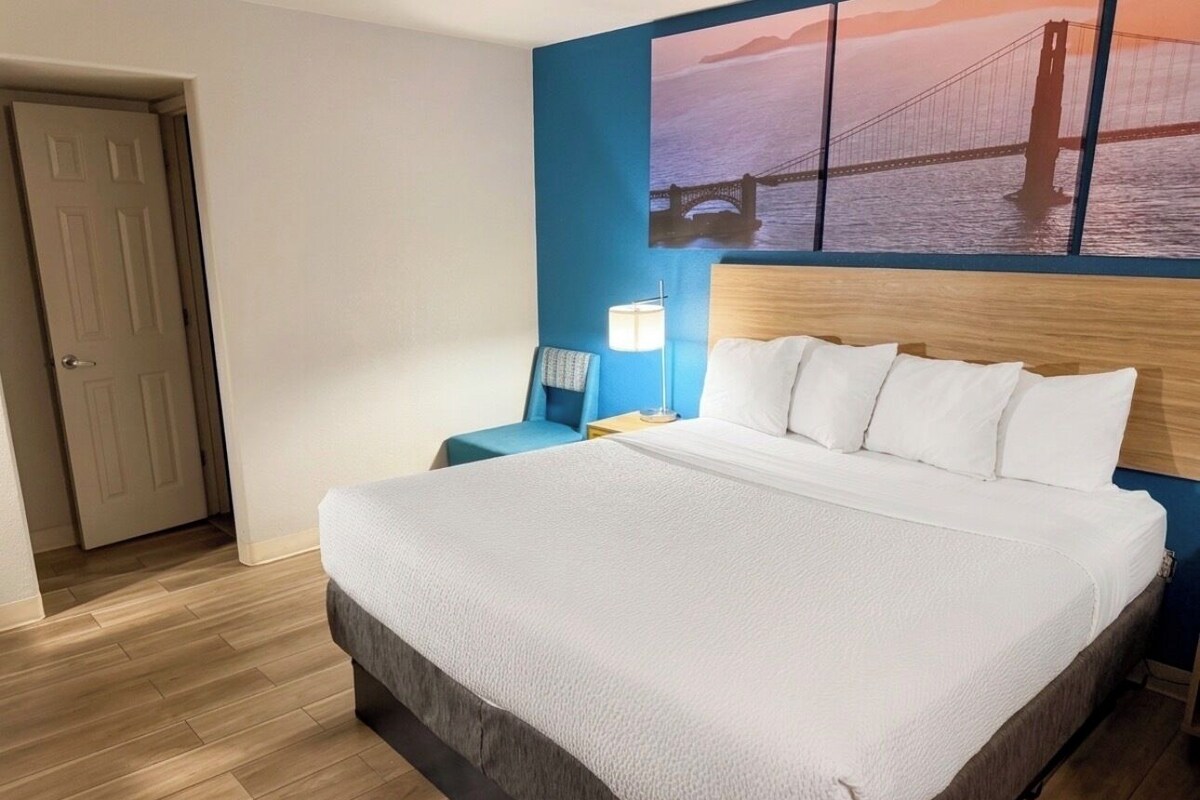 Chambre, 1 très grand lit, non-fumeur | 1 chambre, literie de qualité, fer et planche à repasser
