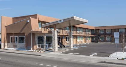 Days Inn by Wyndham Yosemite Area