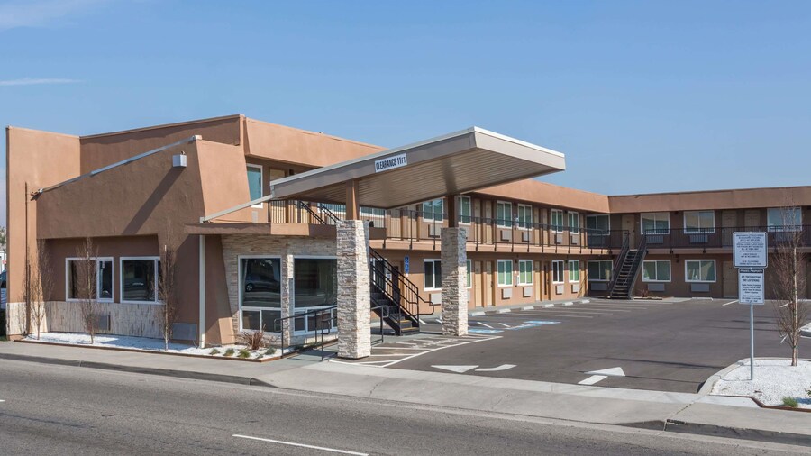 Days Inn by Wyndham Yosemite Area