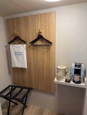 1 bedroom, premium bedding, iron/ironing board, WiFi (free) - Days Inn by Wyndham Yosemite Area (Fresno)