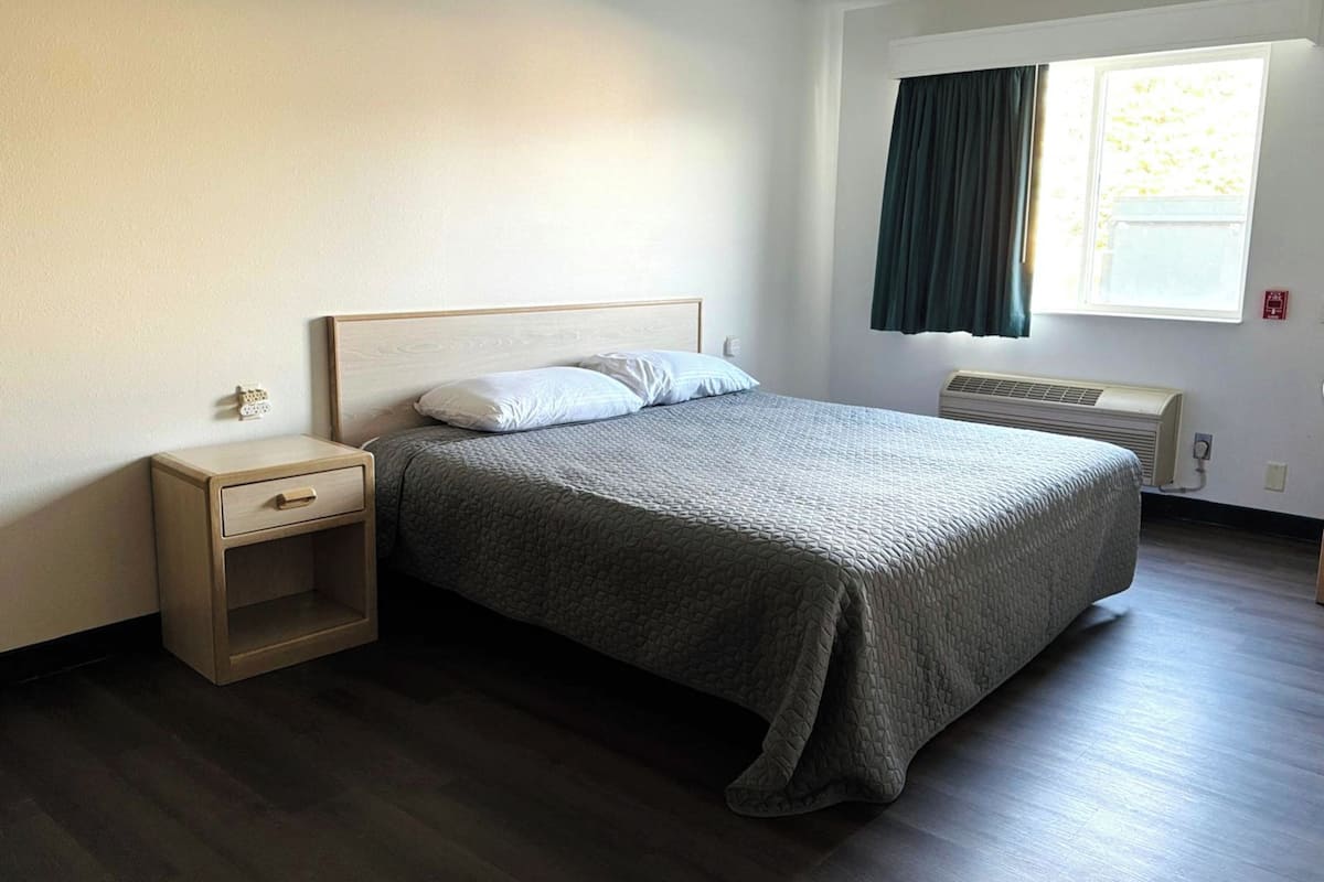 Desk, iron/ironing board (on request), WiFi (free), bed sheets